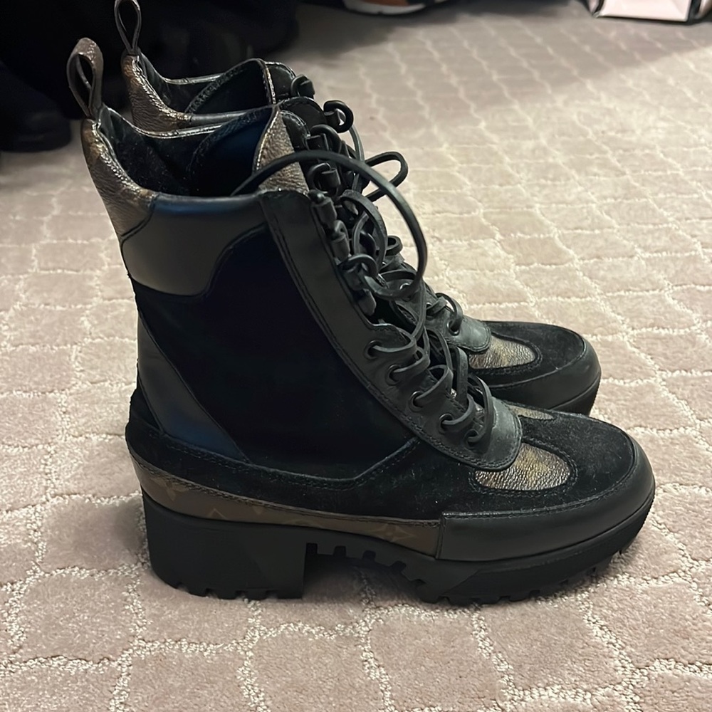 Like new Louis Vuitton boots